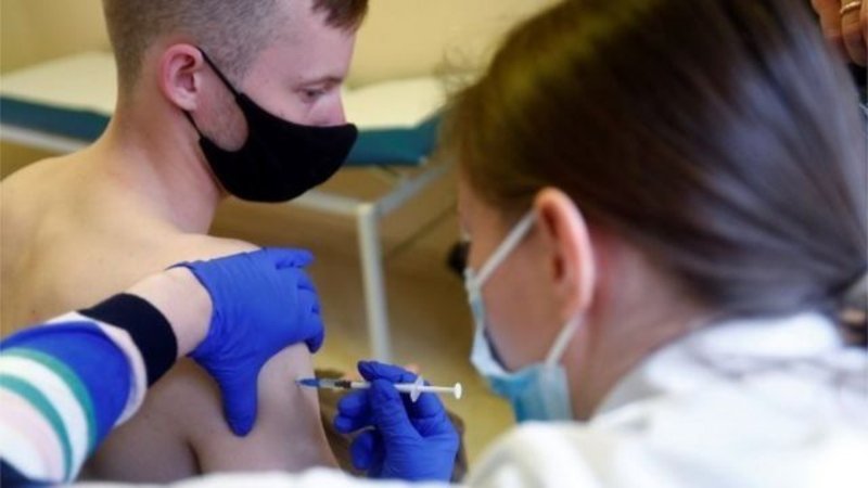 EEUU amplía la aplicación de dosis de refuerzos a más adolescentes por la variante Ómicron
