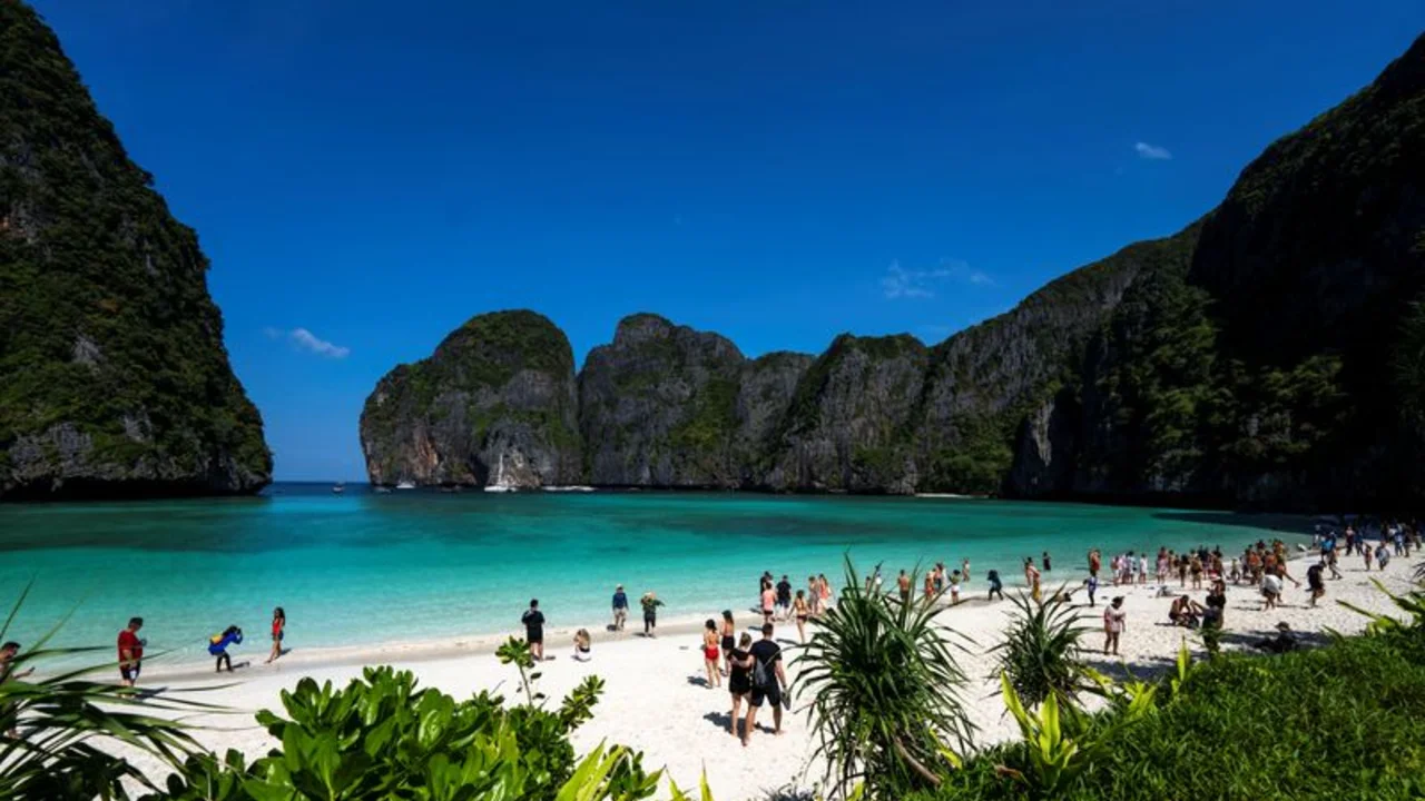 Tailandia permite a turistas volver a playa que se hizo famosa gracias al cine