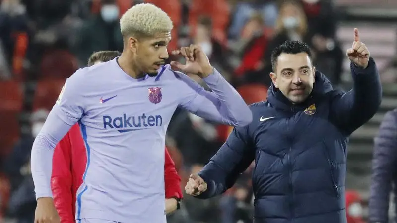 Barcelona informa que uruguayo Araujo sufre fractura en una mano y deberá ser operado