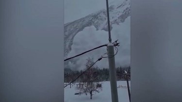 Impactante video: filman cara a cara una avalancha antes de ser tragados