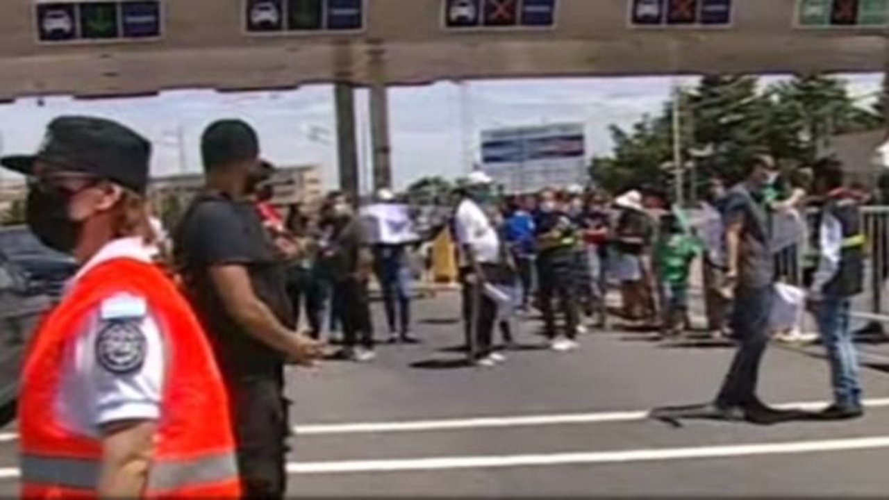Corte en el acceso a Ezeiza: protestan en la autopista Richieri