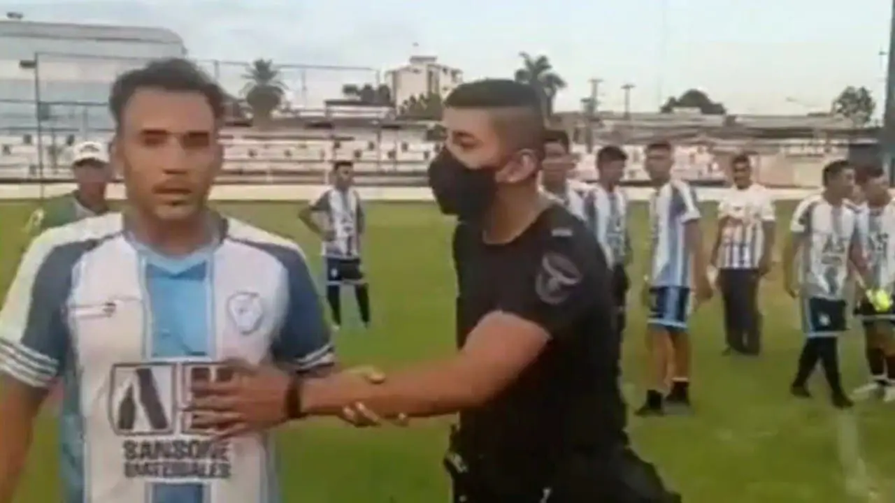 Futbolistas le robaron el celular a un periodista y quedaron escrachados en una transmisión en vivo