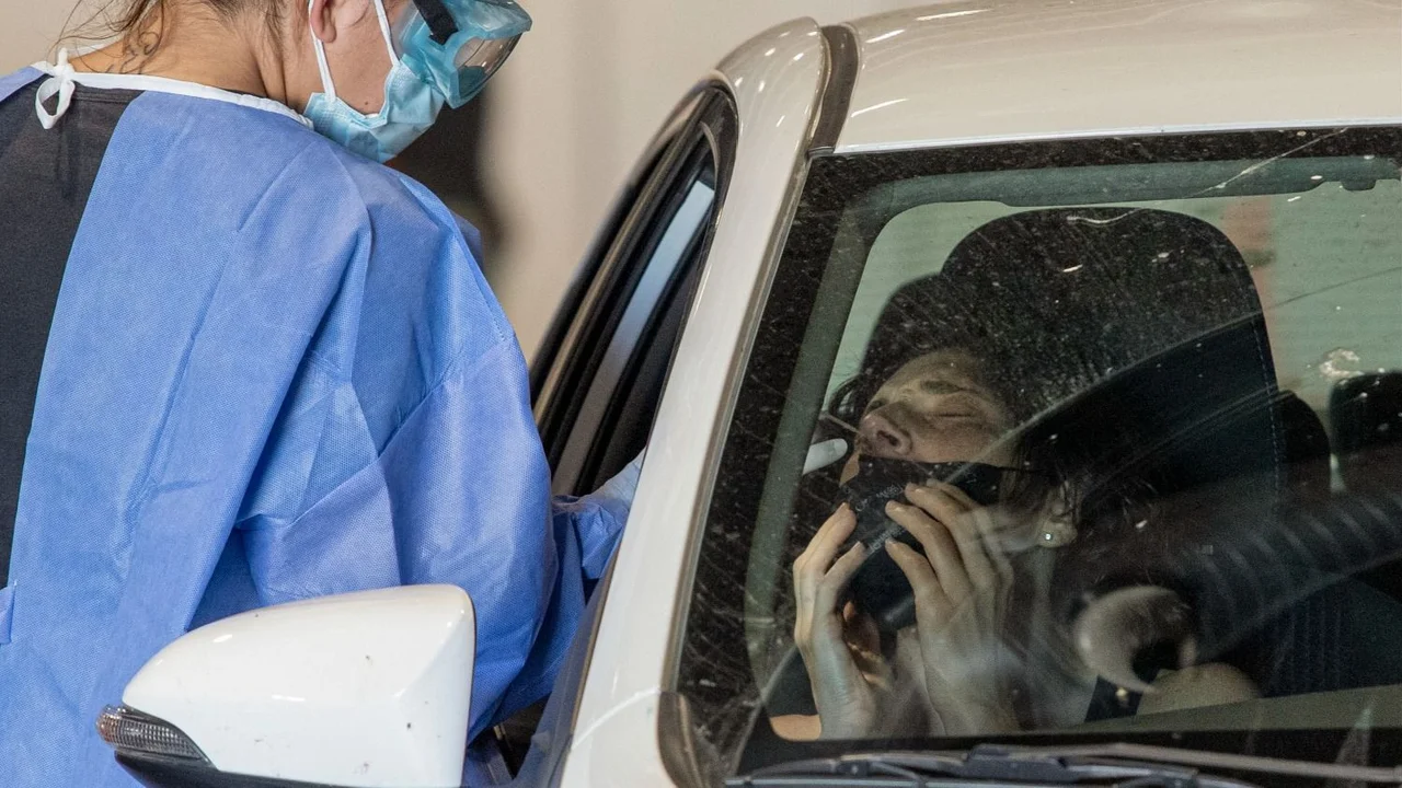 Reporte de coronavirus: baja la curva de contagios y suben las muertes