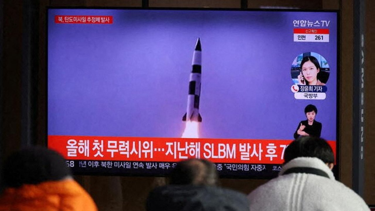 Corea del Norte dispara dos misiles y advierte a EEUU
