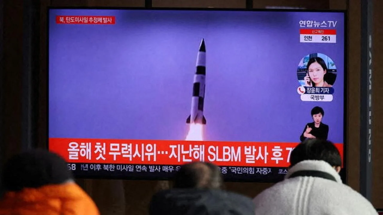 Corea del Norte dispara dos misiles y advierte a EEUU