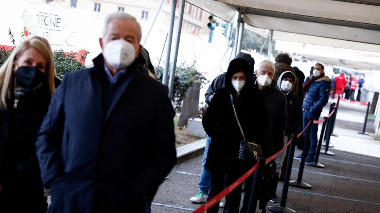 Insólito: policía italiana protesta por tener que usar mascarillas rosas