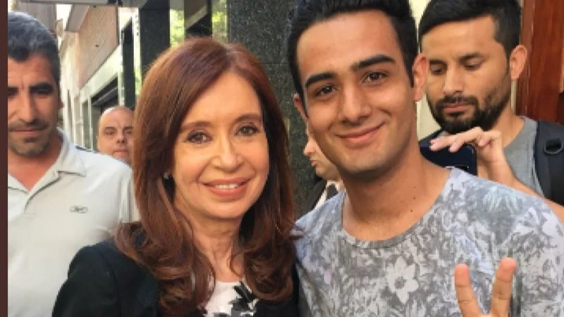 Se negaron a arreglar su celular por tener una foto con Cristina Kirchner