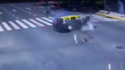 Murió el taxista que se colgó del capot para que no le robaran el auto Murió el taxista que se colgó del capot para que no le robaran el auto