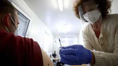 Austria, el primer país en declarar obligatoria la vacuna contra el COVID-19: habrá penas Austria, el primer país en declarar obligatoria la vacuna contra el COVID-19: habrá penas