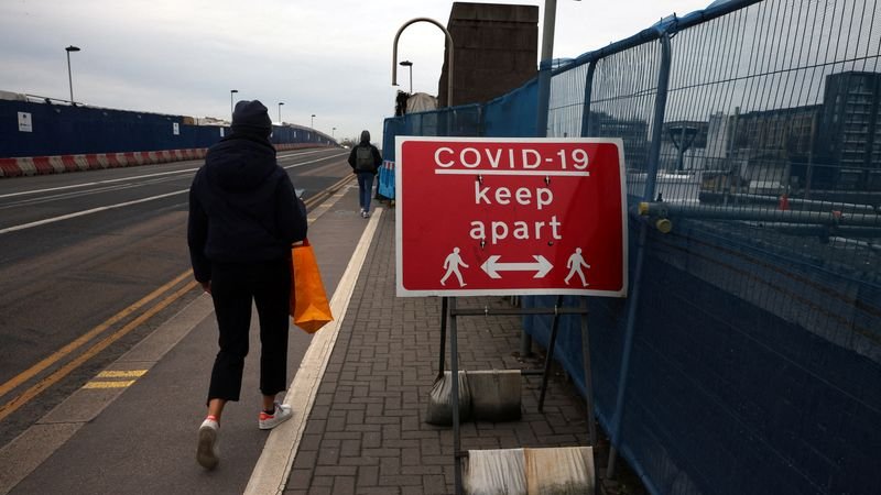 Variante Ómicron: con los casos en baja, Inglaterra relaja restricciones 