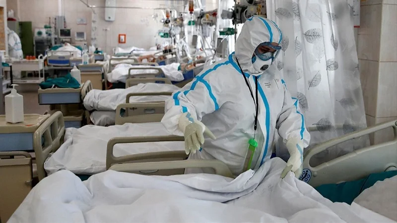No descartan que médicos atiendan con Covid-19: el precedente europeo
