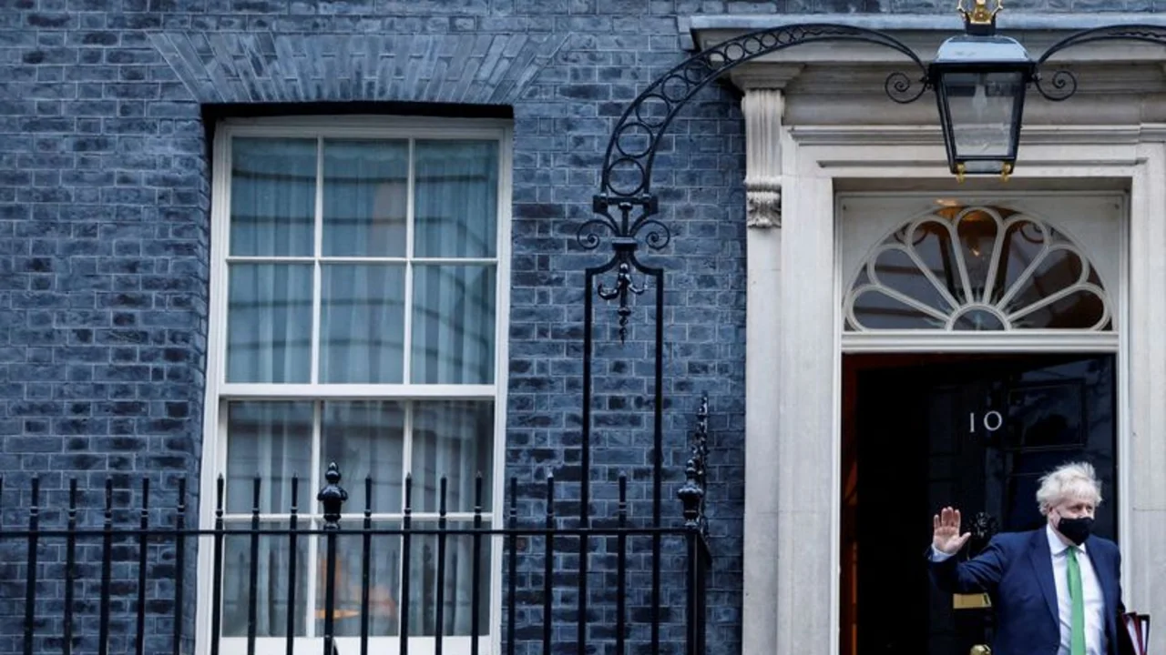 Acusan al Gobierno británico de chantaje para mantener a Boris Johnson en el poder