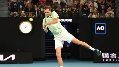 Medvedev frena el show de Kyrgios en Australia, Tsitsipas vence al argentino Báez Medvedev frena el show de Kyrgios en Australia, Tsitsipas vence al argentino Báez