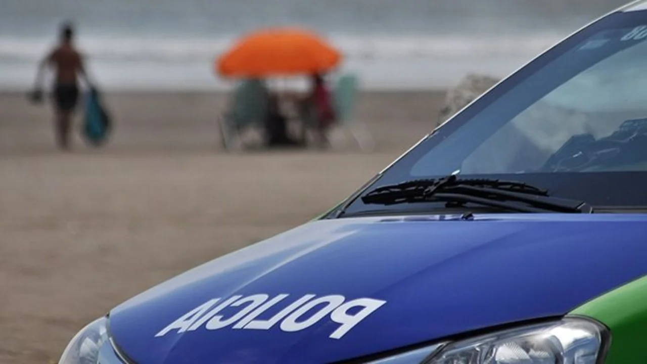 Policía en playa.