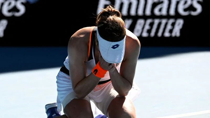 Cornet sobrevive a Halep y al calor y pasa a cuartos; Swiatek, Collins y Kanepi también avanzan