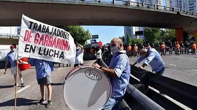Cortan el Puente Pueyrredón por despidos masivos en Garbarino Cortan el Puente Pueyrredón por despidos masivos en Garbarino