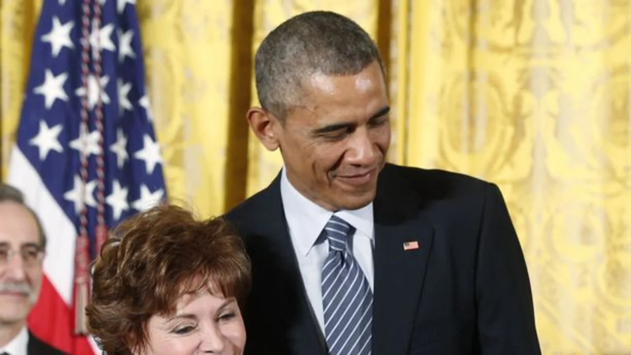 "Es hora que los viejos carcamanes se vayan a casa", dice Isabel Allende sobre gobierno de Chile