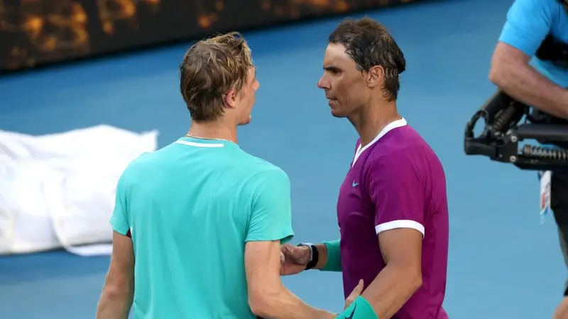 Nadal sobrevive al susto de Shapovalov y continúa hacia el récord