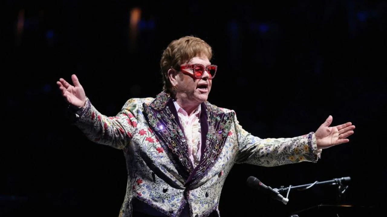 Elton John tiene COVID y pospone conciertos de su gira en Estados Unidos