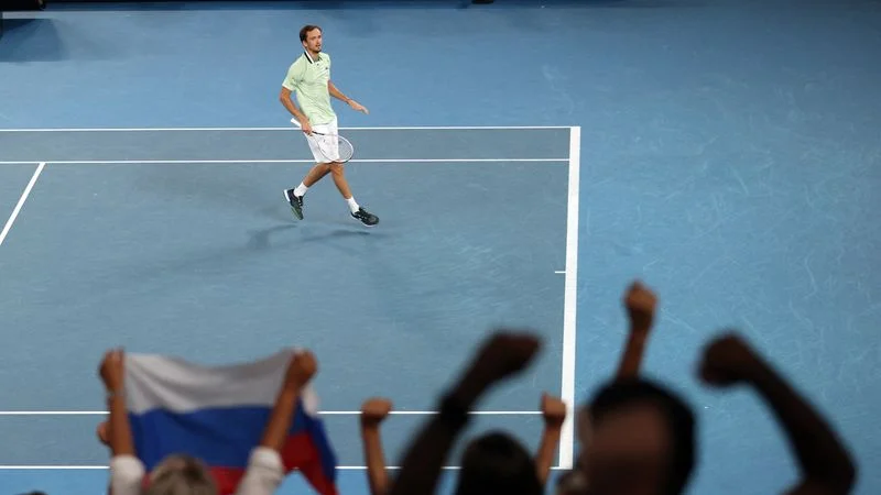 Medvedev jugará semifinal contra Tsitsipas tras remontar dos sets a Auger-Aliassime