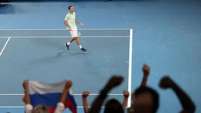 Medvedev jugará semifinal contra Tsitsipas tras remontar dos sets a Auger-Aliassime Medvedev jugará semifinal contra Tsitsipas tras remontar dos sets a Auger-Aliassime
