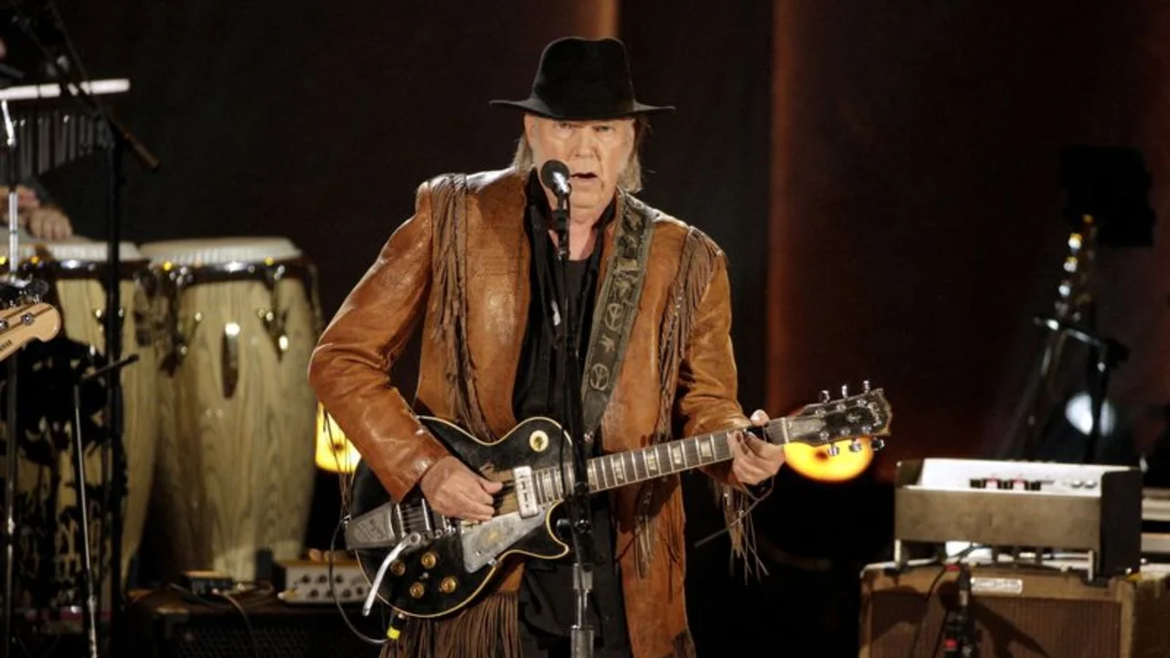 Spotify retira la música de Neil Young tras su ultimátum sobre podcast de Joe Rogan