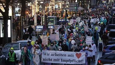 Polémica en Alemania: usaron estadio nazi para protestar contra restricciones por el COVID Polémica en Alemania: usaron estadio nazi para protestar contra restricciones por el COVID