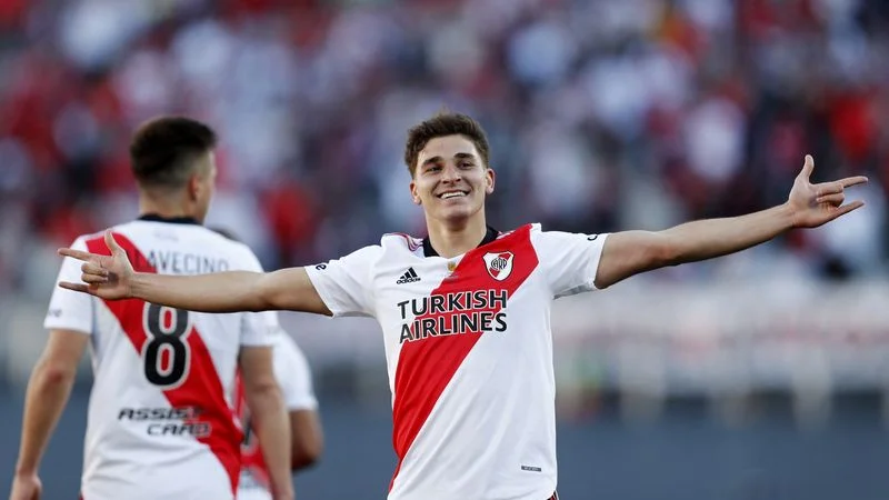Manchester City confirma el fichaje del delantero argentino Álvarez