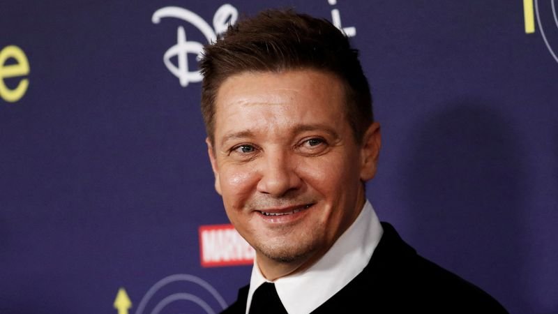 El actor Jeremy Renner posa para una foto durante el estreno de la serie de televisión "Hawkeye" en el teatro El Capitán de Los Ángeles, California, Estados Unidos