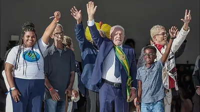 Lula firmó un decreto para detener la privatización de 8 empresas, entre ellas Petrobras Lula firmó un decreto para detener la privatización de 8 empresas, entre ellas Petrobras