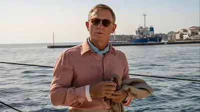 Glass Onion: A Knives Out Mistery. Daniel Craig Glass Onion: A Knives Out Mistery. Daniel Craig