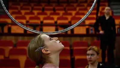 Jóvenes artistas circenses ucranianos asombran en Budapest tras entrenarse en refugios antiaéreos en su país Jóvenes artistas circenses ucranianos asombran en Budapest tras entrenarse en refugios antiaéreos en su país