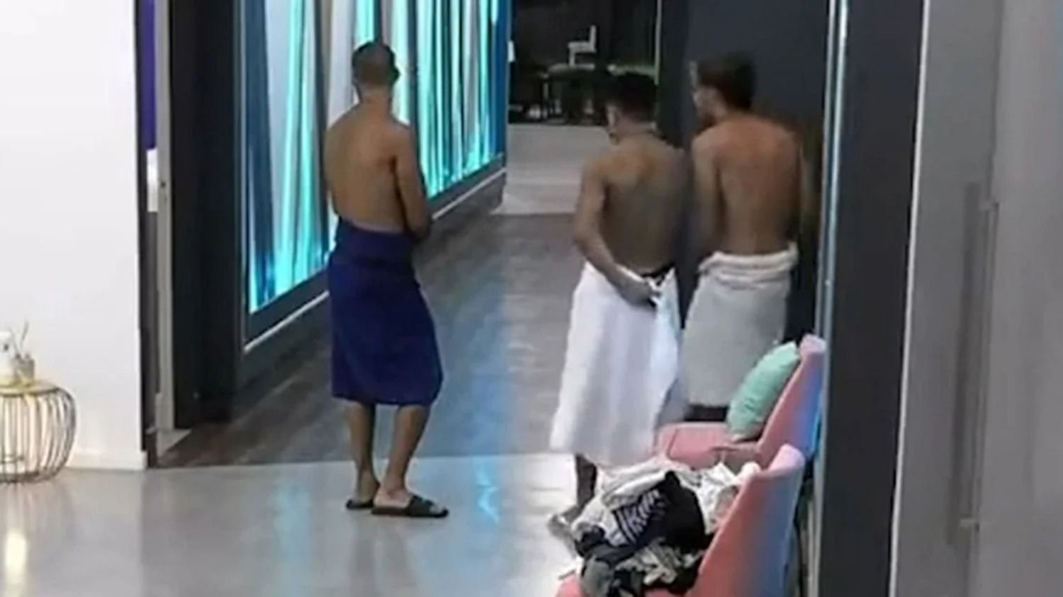 Nacho y Thiago salieron desnudos del baño y Gran Hermano les advirtió: 