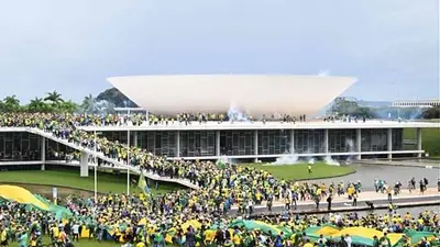 El 8 de enero de 2023, los militantes de ultraderecha de Jair Bolsonaro invadieron el Congreso de Brasilia. El 8 de enero de 2023, los militantes de ultraderecha de Jair Bolsonaro invadieron el Congreso de Brasilia.