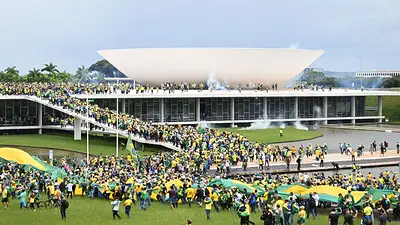 Máxima tensión en Brasil: Bolsonaristas invadieron las sedes de los tres Poderes, Lula intervino la capital y detienen a golpistas Máxima tensión en Brasil: Bolsonaristas invadieron las sedes de los tres Poderes, Lula intervino la capital y detienen a golpistas