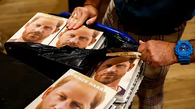 Las memorias del príncipe Harry llegan a las librerías tras días de polémica Las memorias del príncipe Harry llegan a las librerías tras días de polémica