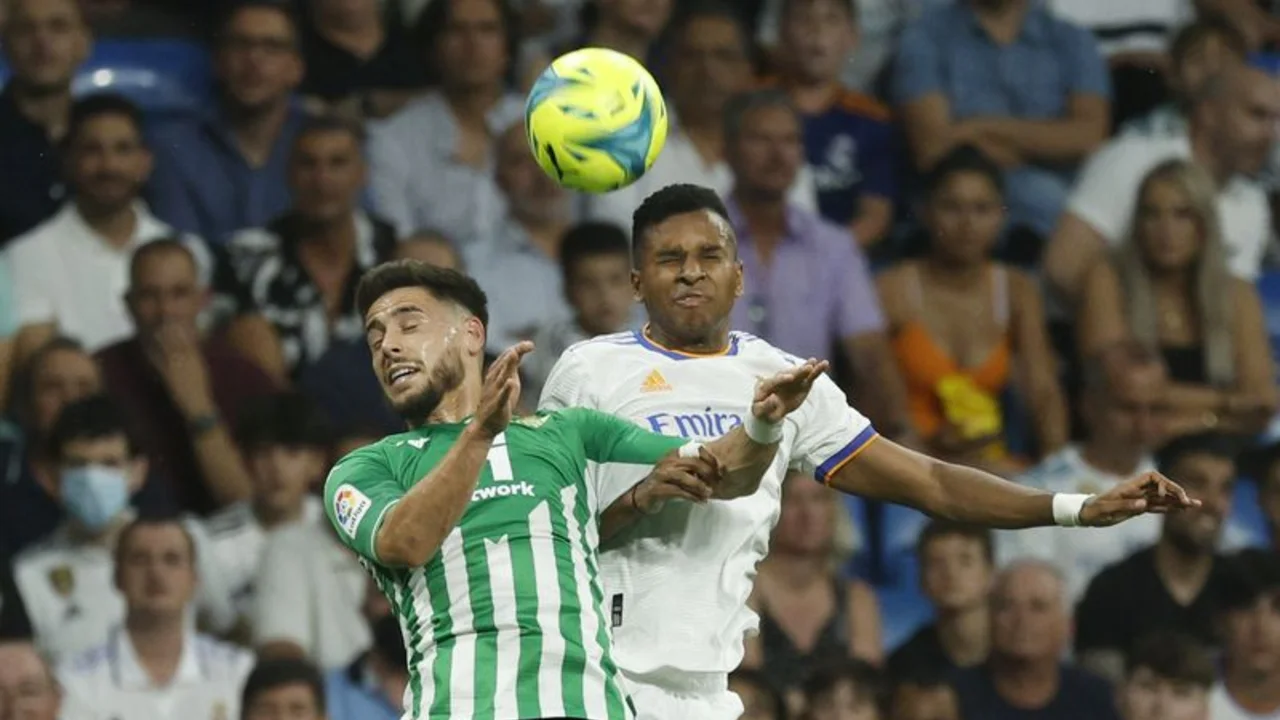 El Aston Villa ficha al defensa Moreno procedente del Real Betis