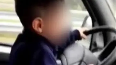 Suspendieron la licencia del conductor que manejaba con su hijo encima y a gran velocidad Suspendieron la licencia del conductor que manejaba con su hijo encima y a gran velocidad