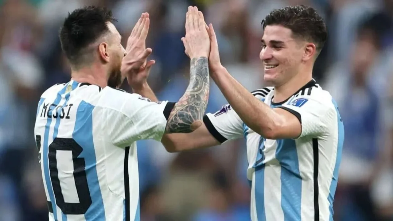 Lionel Messi Julián Álvarez Selección Argentina