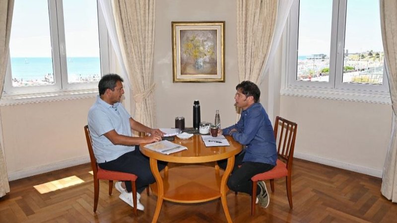 Playa y rosca: La reunión de Kicillof con Massa y las mateadas en la Costa