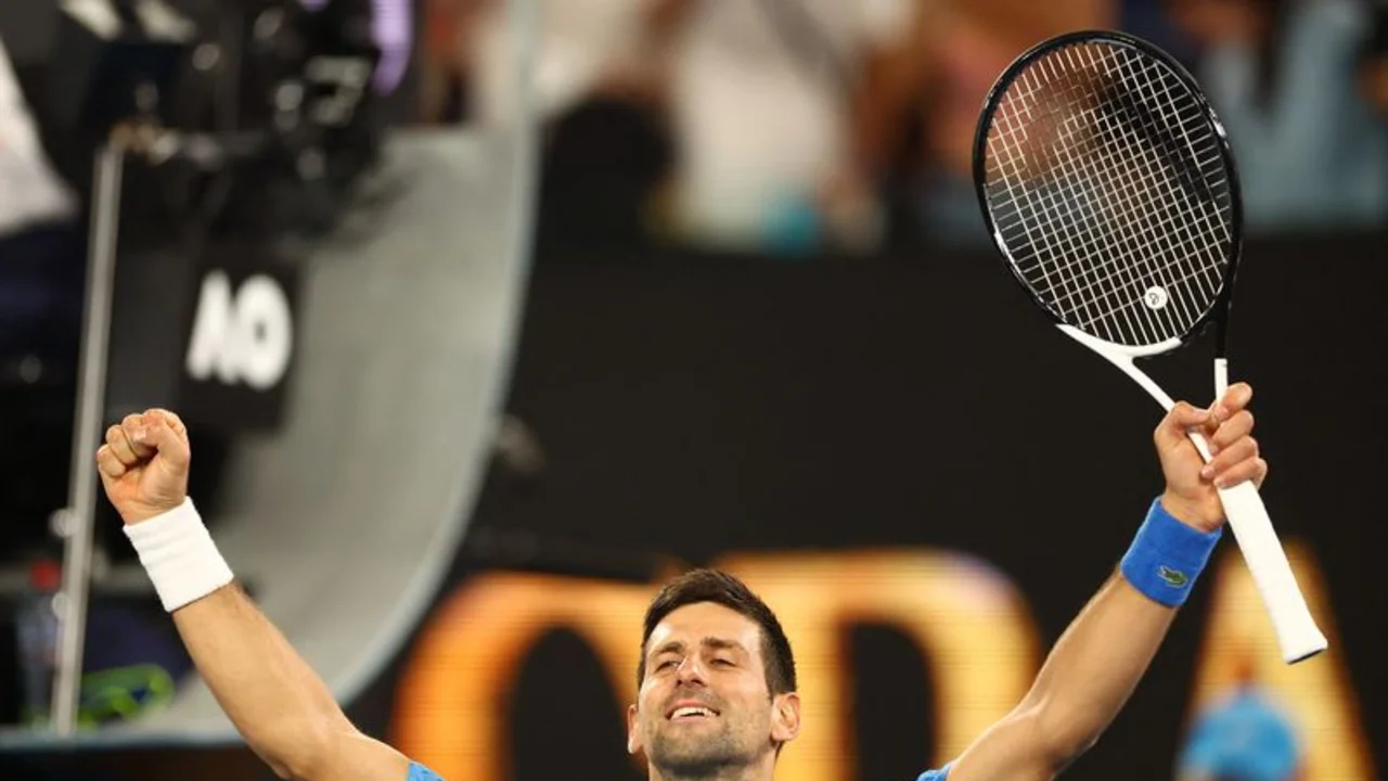 Djokovic, Zverev y Murray avanzan en un Abierto de Australia afectado por la climatología adversa