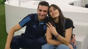 Del flechazo a la búsqueda insaciable: la historia de amor de Scaloni y su esposa