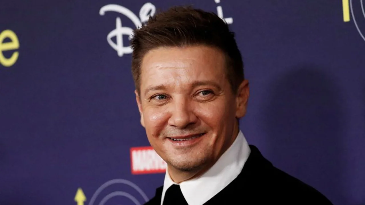 Estrella de "Avengers" Jeremy Renner dice que se rompió más de 30 huesos en accidente