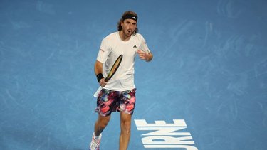 La favorita Iga Swiatek cae en el Abierto de Australia; Tsitsipas sobrevive