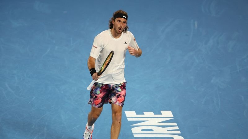 La favorita Iga Swiatek cae en el Abierto de Australia; Tsitsipas sobrevive