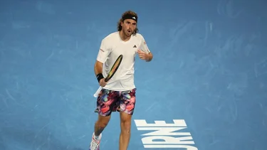 La favorita Iga Swiatek cae en el Abierto de Australia; Tsitsipas sobrevive