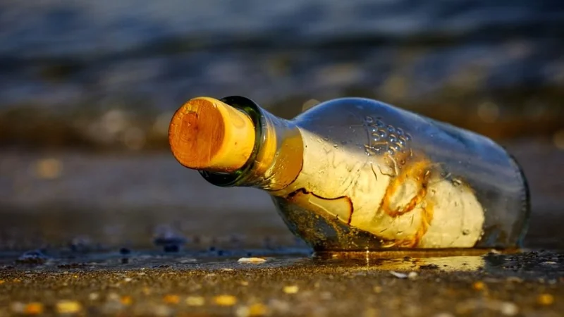 Apareció una botella en un río con un impactante mensaje de hace 40 años.