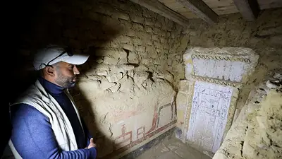 Arqueólogo celebra hallazgo en Egipto de la momia posiblemente "más antigua" conocida Arqueólogo celebra hallazgo en Egipto de la momia posiblemente "más antigua" conocida
