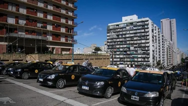 Taxistas y remiseros iniciaron nueva medida de fuerza contra aplicaciones