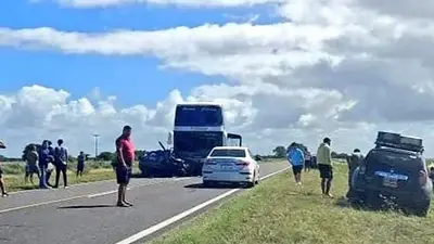 Dos muertos y varios heridos por un accidente mortal en la ruta 11: un auto chocó con un micro Dos muertos y varios heridos por un accidente mortal en la ruta 11: un auto chocó con un micro